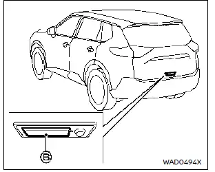Emplacement du contacteur d'ouverture électrique situé juste au-dessus de la plaque d'immatriculation du Nissan Rogue