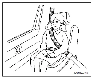 Nissan Rogue : enfant de plus grande taille correctement installé sur rehausseur avec ceinture à trois points d'ancrage