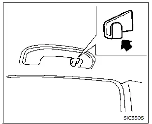 Crochet porte-vêtements au-dessus de la vitre arrière du Nissan Rogue