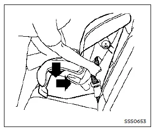 Nissan Rogue : appui sur le siège enfant et serrage de la ceinture de sécurité – étape 6