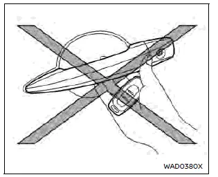 Illustration des précautions de manipulation de la poignée de porte du Nissan Rogue pour une détection optimale