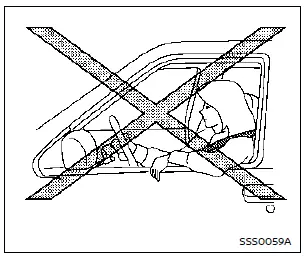 Nissan Rogue – ne pas s'appuyer contre la portière ou les vitres