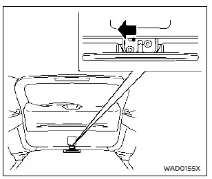 Détail de l'accès au levier de déverrouillage mécanique d'urgence situé à l'intérieur du panneau de hayon du Nissan Rogue