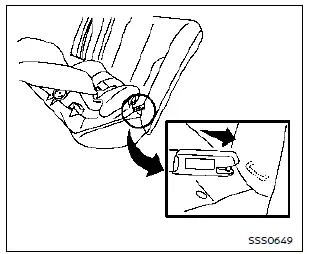 Nissan Rogue – installation dos à la route avec fixations rigides LATCH (étape 2)