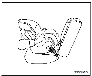 Nissan Rogue – contrôle de stabilité du siège enfant dos à la route (étape 4)