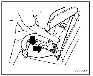 Nissan Rogue : installation d’un siège enfant face à la route – appui contre le dossier, étape 4