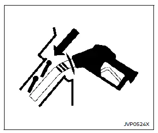 Insertion correcte du gicleur de pompe dans l'orifice de remplissage sans bouchon du Nissan Rogue